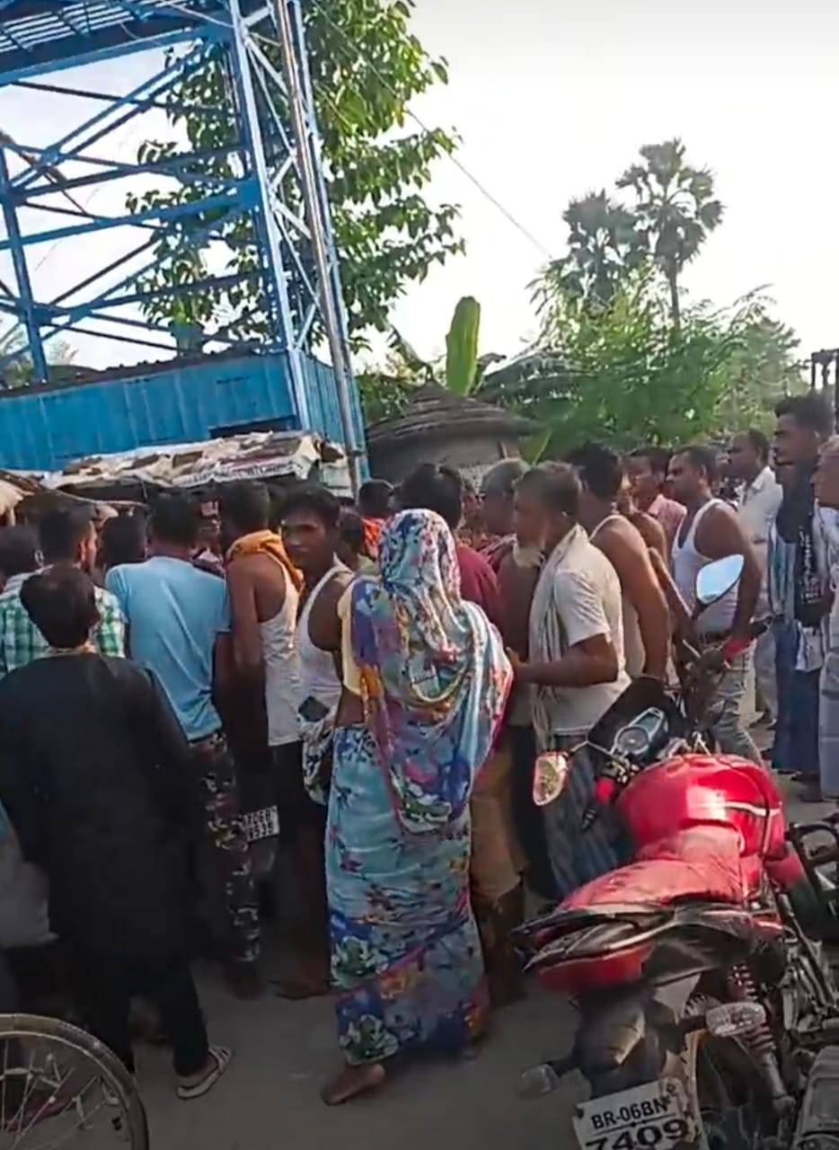 चोरी के आरोप में लोगों ने युवक को खेड़कर पकड़ा