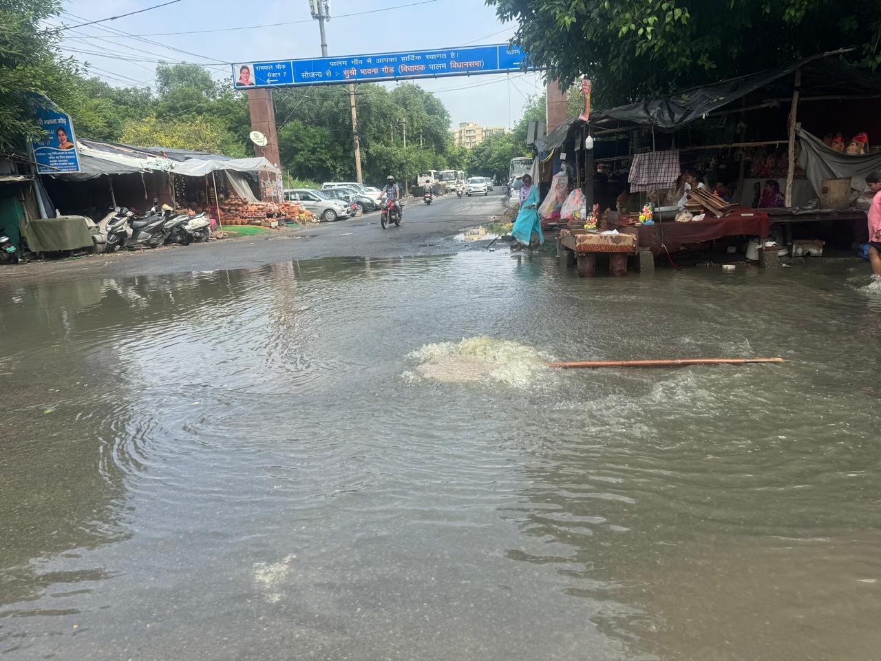 दो तरफा मार झेल रही दिल्ली की जनता, सड़के बेदम, जलभराव दे रहा को न्यौता !