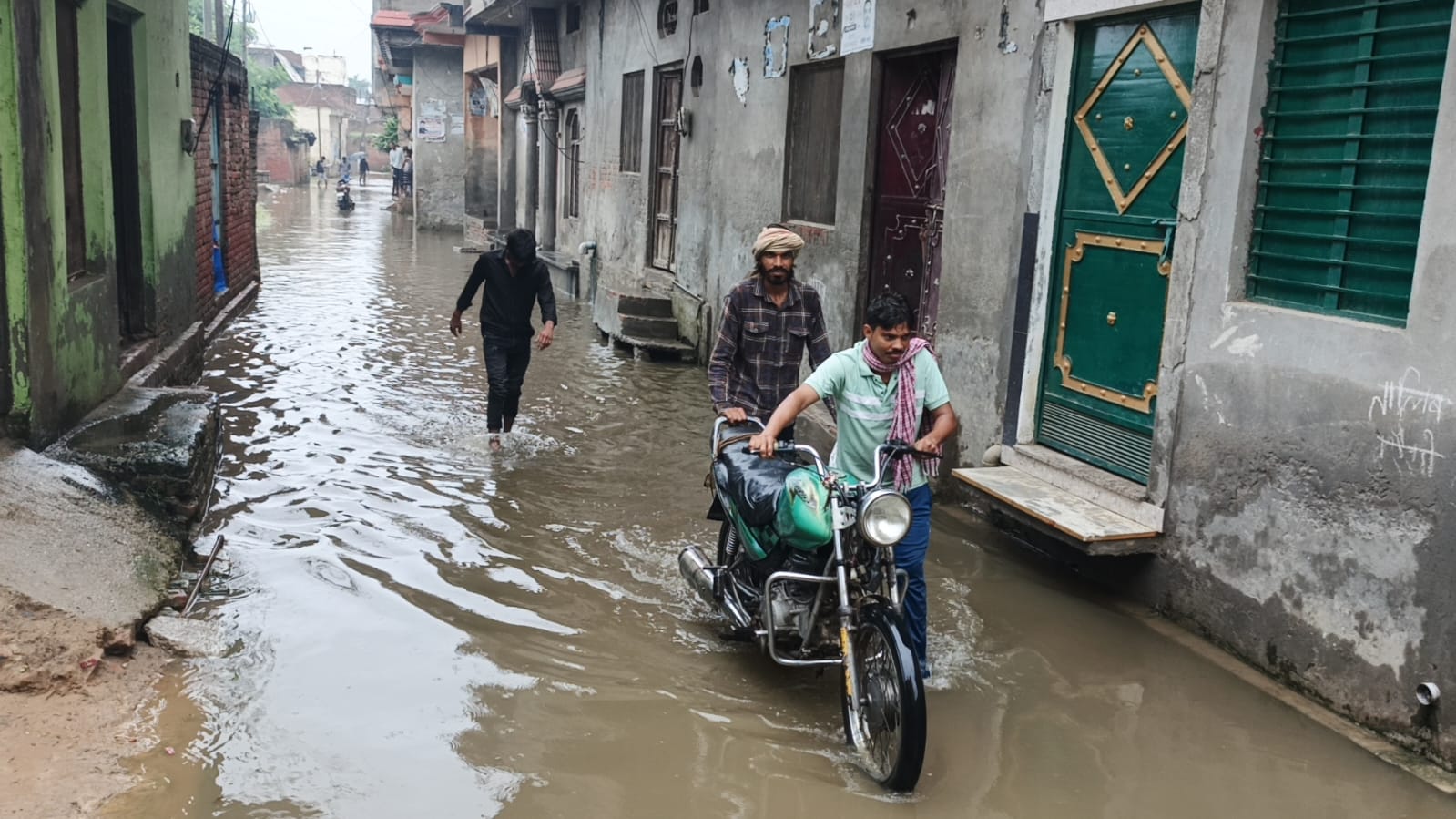 गांव के पानी की निकासी करने के लिए अधिकारी हुए फेल