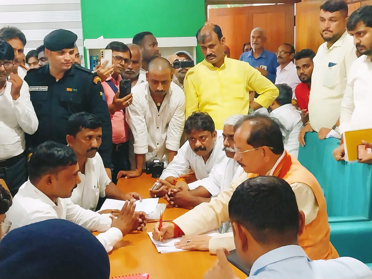 मृतक के आश्रित ने अनुकंपा पर नियुक्ति के लिए उपमुख्यमंत्री से लगाई गुहार