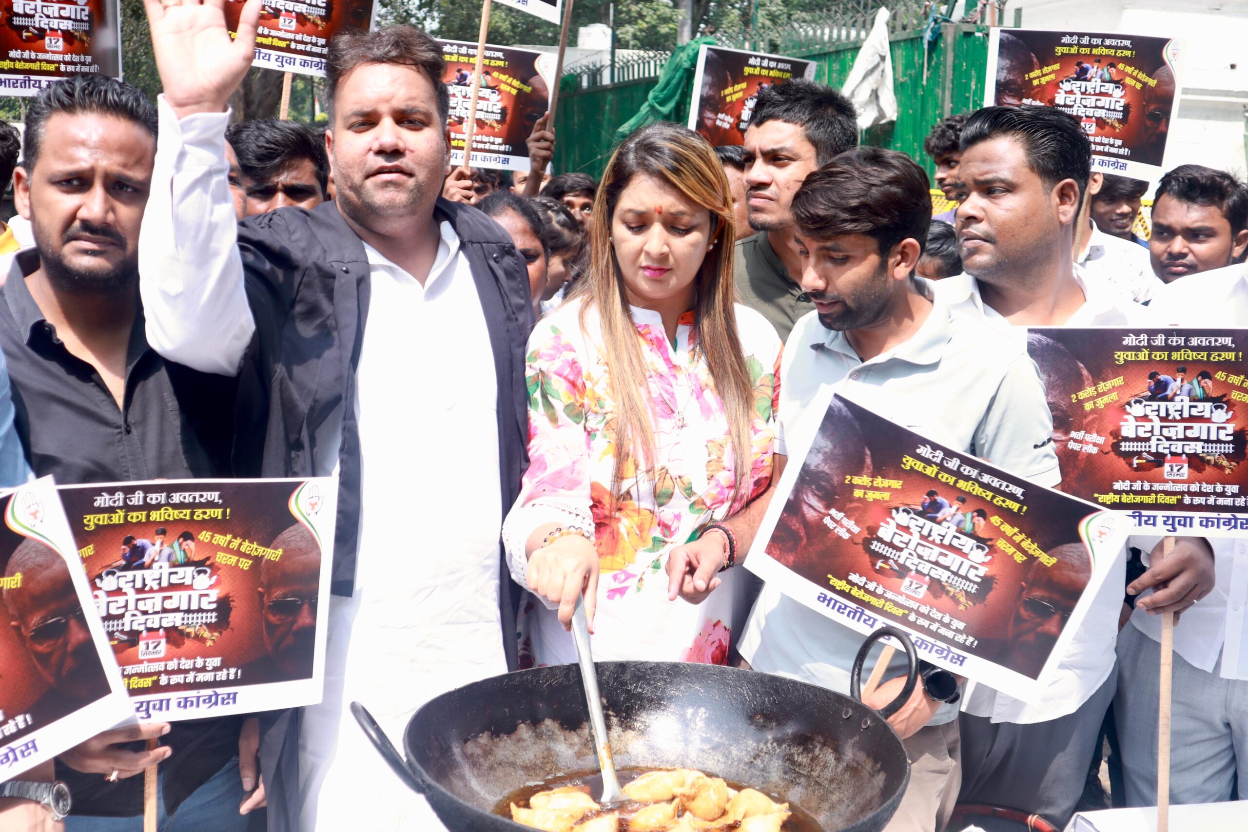 भारतीय युवा कांग्रेस ने आज प्रधानमंत्री मोदी के जन्मदिवस को राष्ट्रीय बेरोजगार दिवस के रूप में मनाया और सांकेतिक प्रदर्शन कर अपना विरोध दर्ज किया।