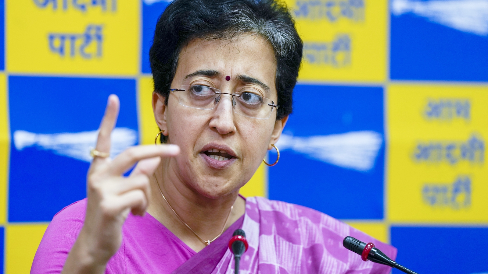 ममता बनर्जी के बाद देश की दूसरी मौजूदा महिला CM बनीं आतिशी 