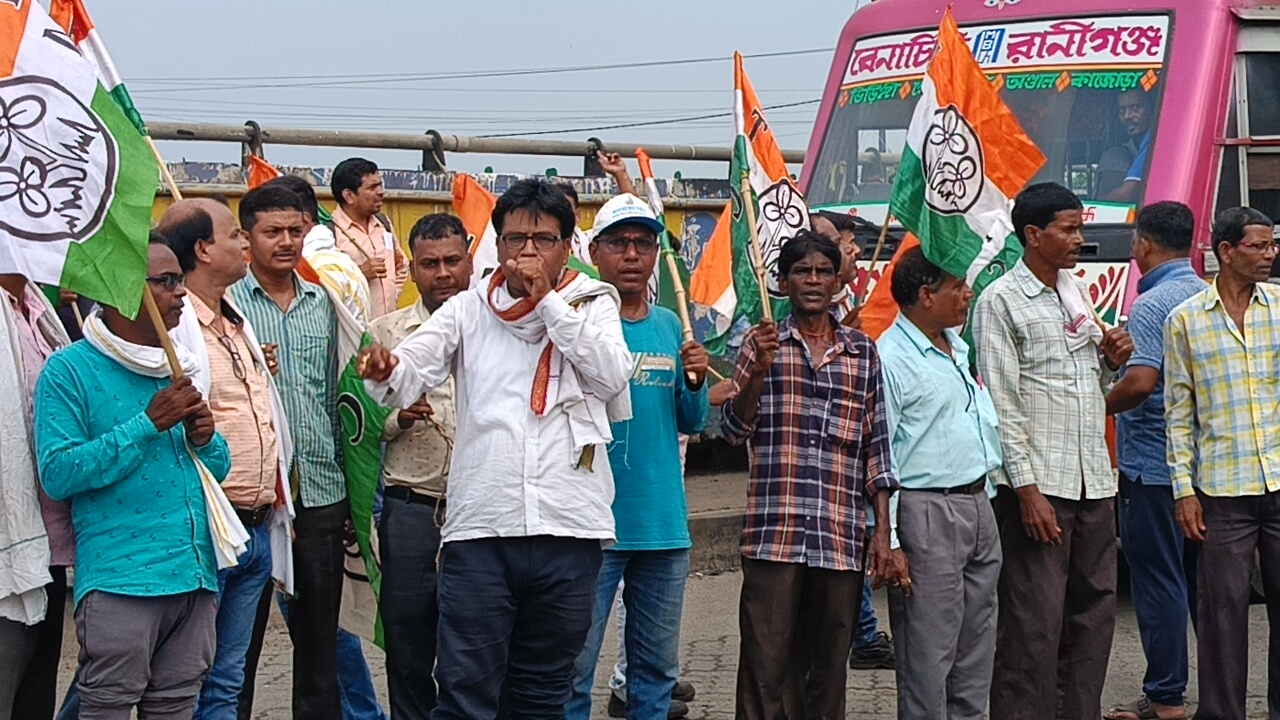 जर्जर बायपास रोड को लेकर तृणमूल कांग्रेस का विरोध प्रदर्शन, जल्द मरम्मत की मांग