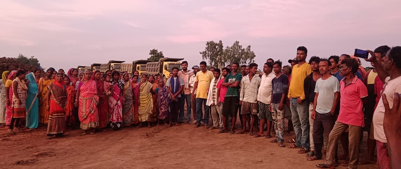 पुनर्वास और ब्लास्टिंग के विरोध में केंदा ग्राम बचाओ कमिटी का न्यू केंदा ओसीपी में प्रदर्शन,ट्रांसपोर्टिंग ठप*