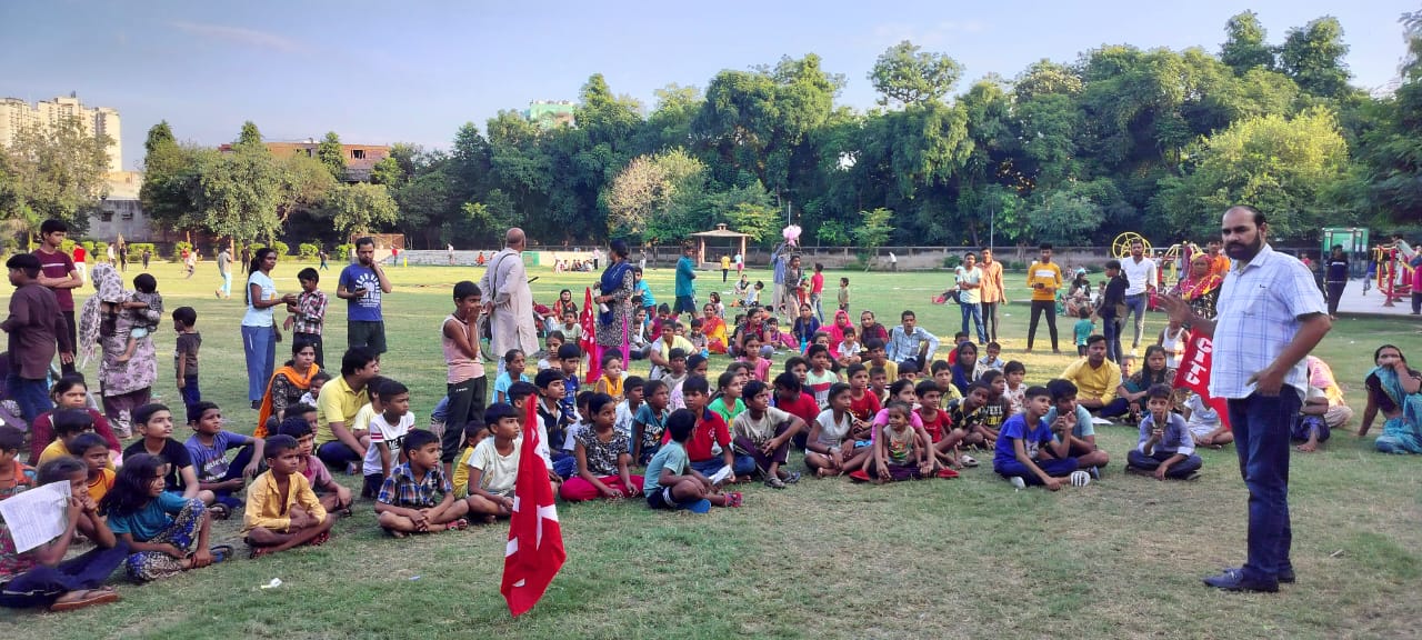 सीटू कार्यकर्ताओं ने मनाई डब्ल्यूएफटीयू की 79 वी वर्षगांठ! इस अवसर पर सम्मानजनक कार्य एवं जीवन स्थितियों की मांग की गई