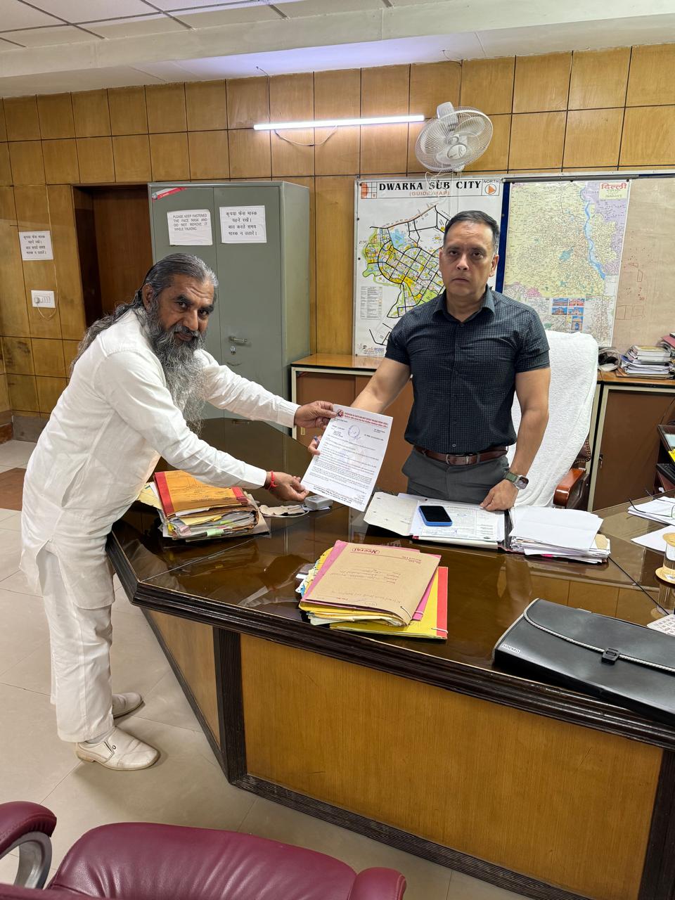 दक्षिण पश्चिम दिल्ली के सड़कों का बुरा हाल, पैदल चलना नामुमकिन, राहगीर चल रहे जान हथेली पर रख