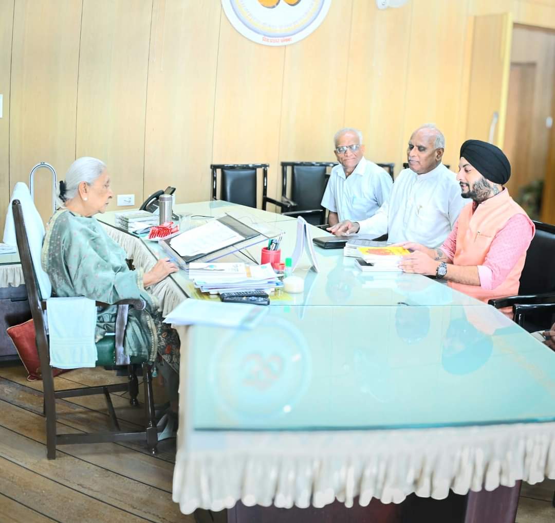 भाग्योदय प्रमुख आचार्य राम महेश मिश्र की राज्यपाल आनंदीबेन पटेल से शिष्टाचार भेंट