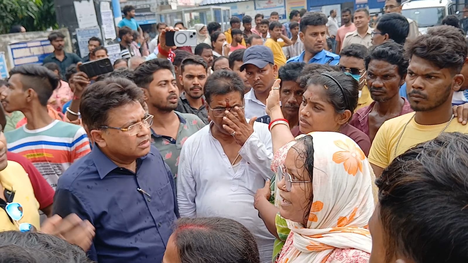 आसनसोल जिला अस्पताल मे युवक की मौत को लेकर हंगामा, शव को अस्पताल के सामने रखकर किया गया प्रदर्शन