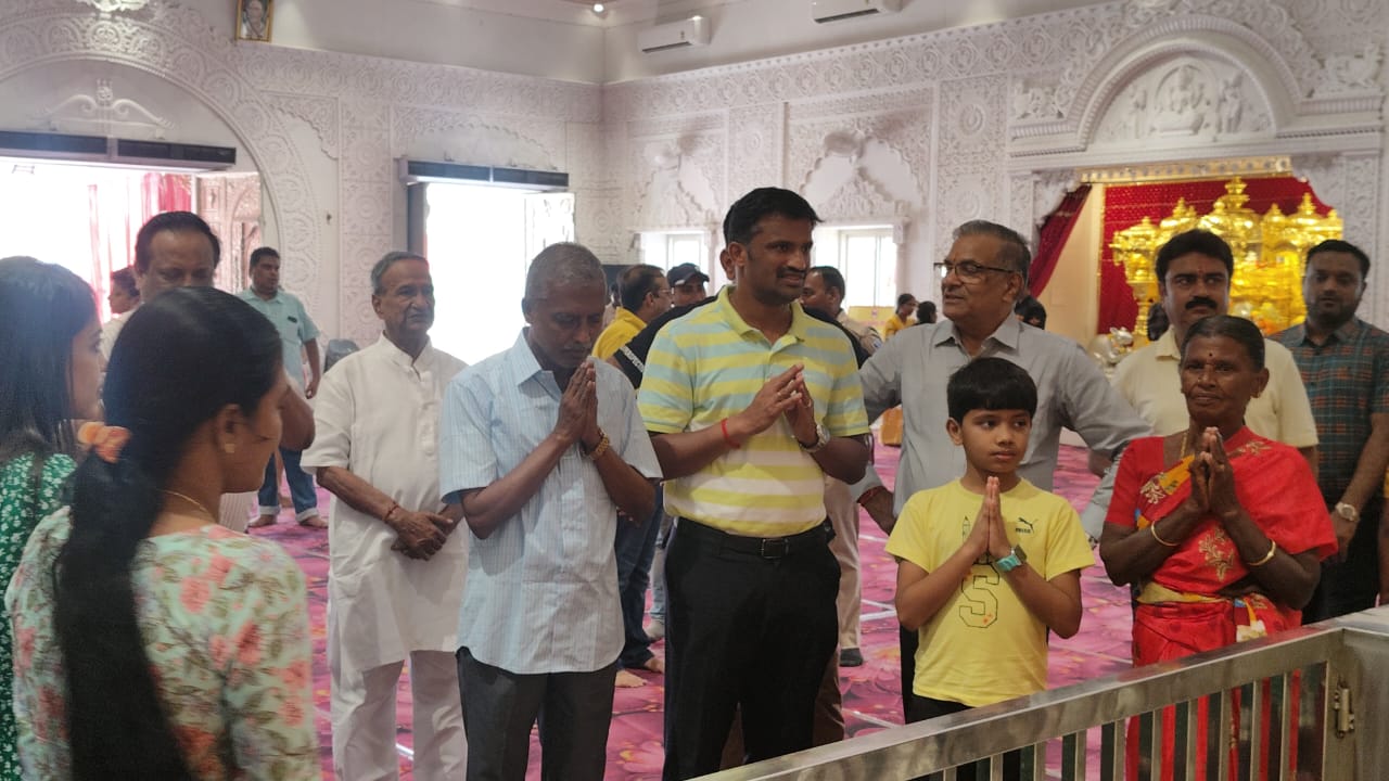 *पश्चिम बर्धमान के जिला शासक एस पोन्नाबलम ने रानीगंज श्याम मंदिर में किया दर्शन, परिवार संग लिया आशीर्वाद*