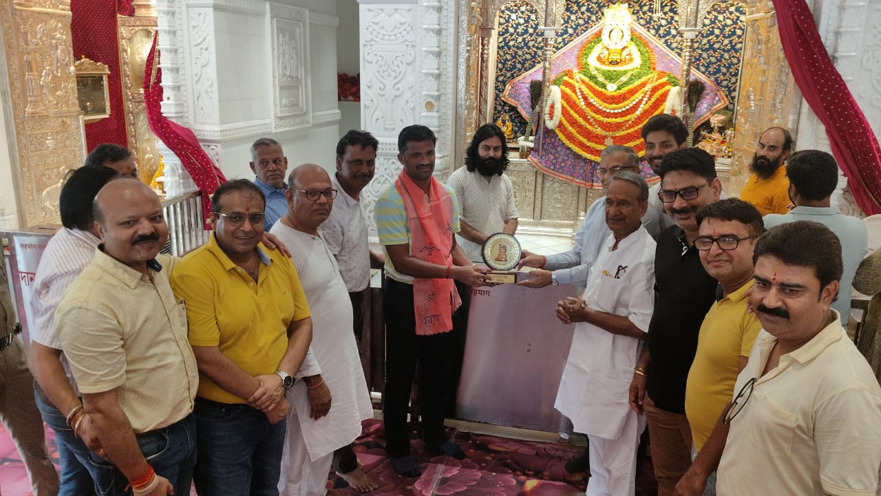 पश्चिम बर्धमान के जिला शासक एस पोन्नाबलम ने रानीगंज श्याम मंदिर में किया दर्शन, परिवार संग लिया आशीर्वाद