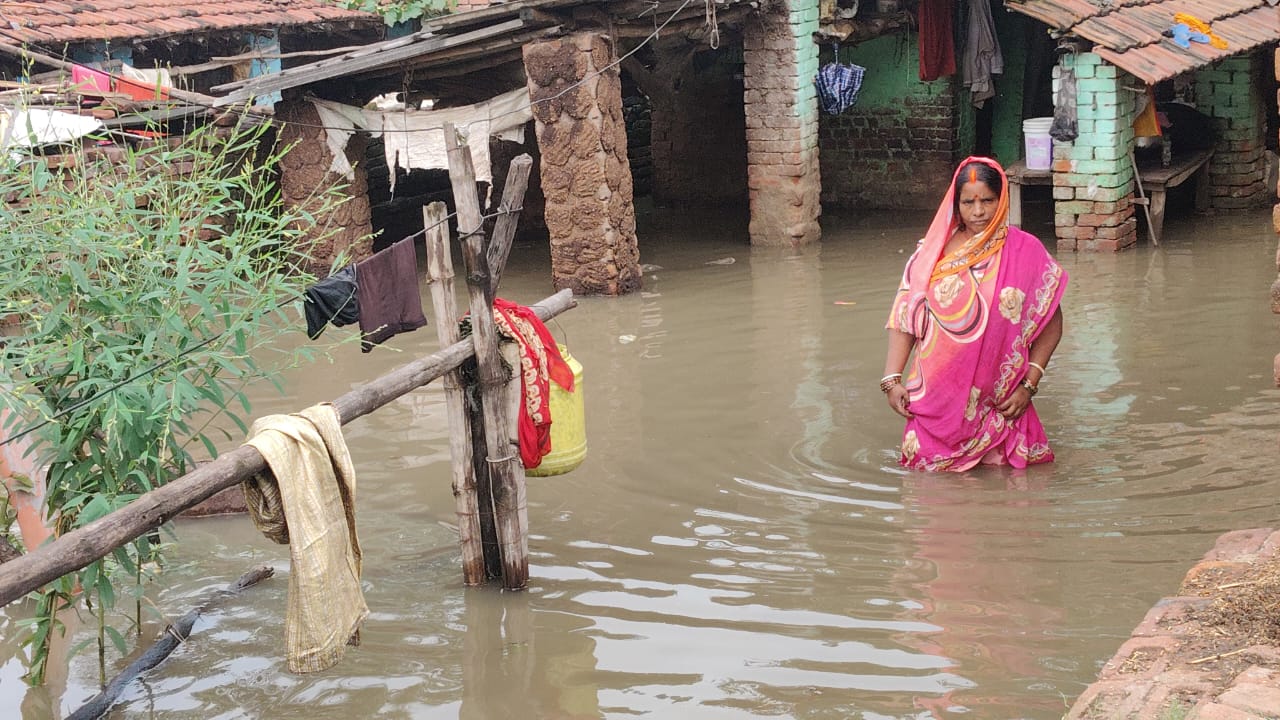 रानीगंज के यादव पाड़ा में बारिश ने मचाई तबाही, घरों में घुसा पानी, पार्षद से समाधान की मांग*