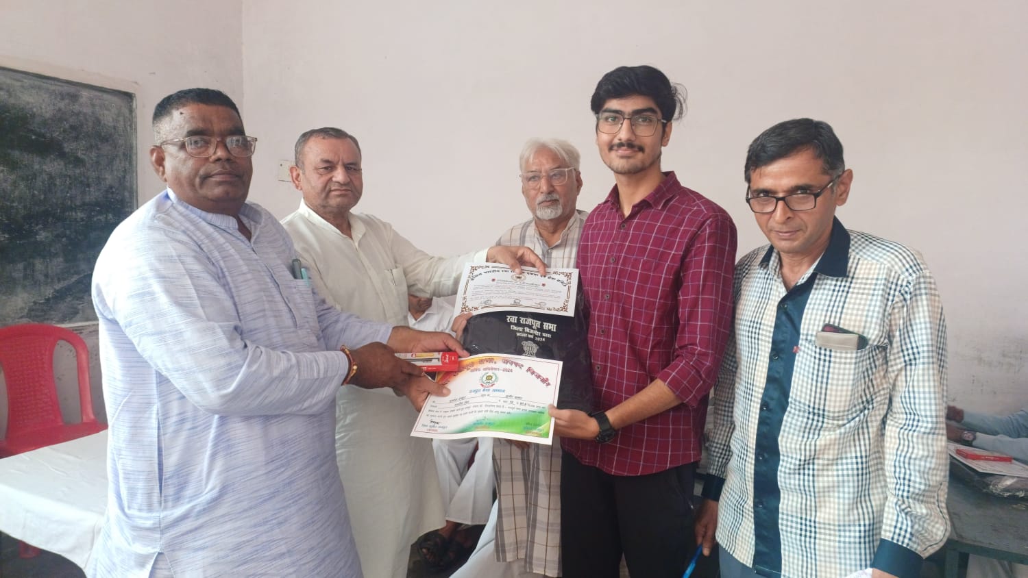 मेधावी छात्र-छात्राओं का प्रशस्ति पत्र देकर किया सम्मानित