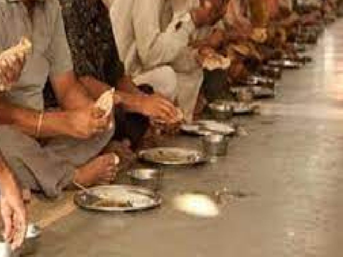 शोक में डूबा परिवार, दावत खाते लोग, क्या और क्यों है ये मृत्यु भोज ?