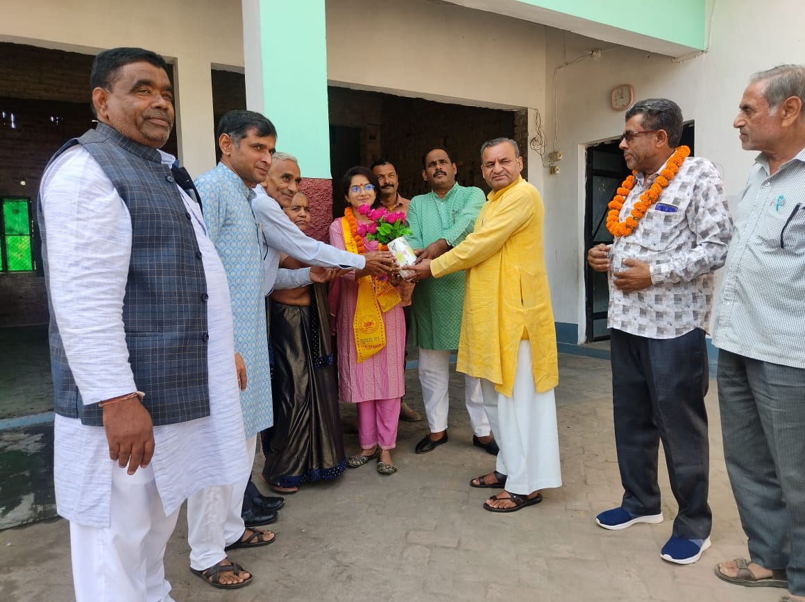 ग्राम पंचायत अधिकारी नियुक्ति पर समाज की बेटी का किया गया सम्मान