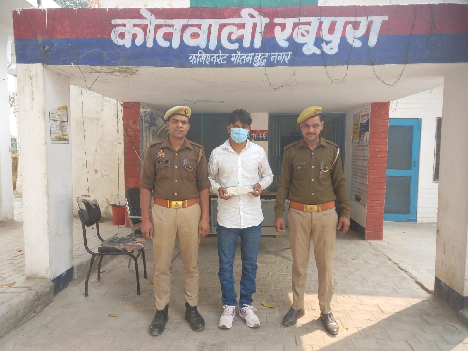 रबूपुरा पुलिस द्वारा अवैध हथियार के साथ 1 आरोपी गिरफ्तार