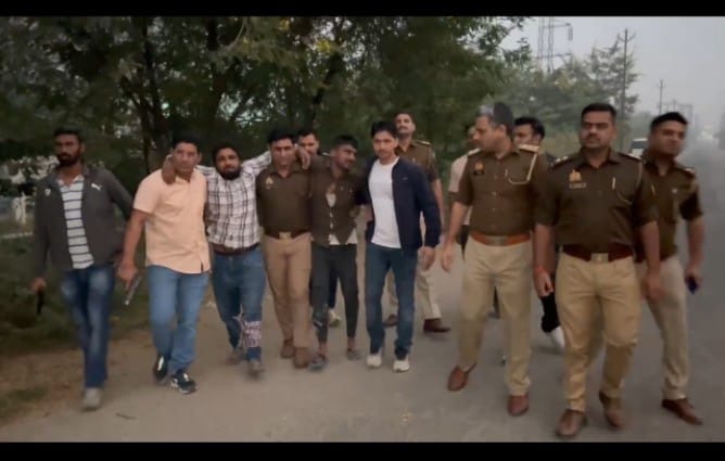 पुलिस ने एटीएम बदल कर लोगों को चूना लगाने वाले 2 बदमाशों को किया गिरफ्तार