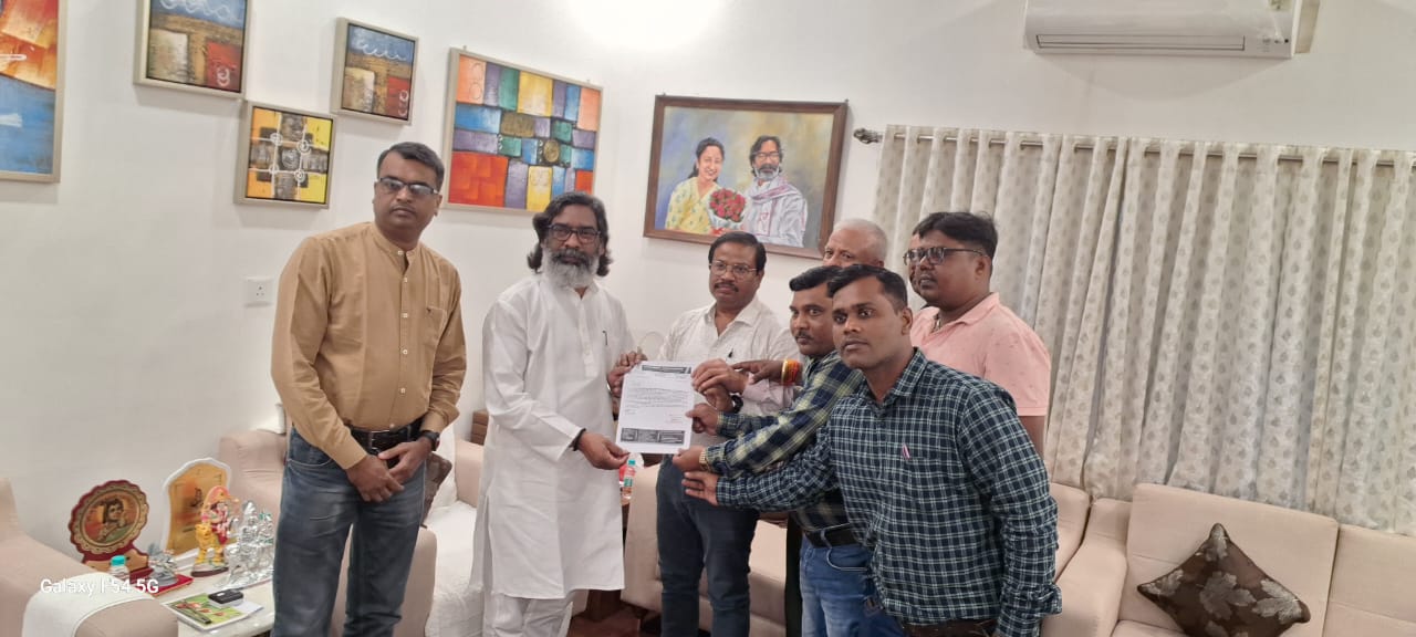 सहारा निवेशकों के भुगतान को लेकर हेमंत सोरेन से मिले विश्व भारती जन सेवा संस्थान के कार्यकर्ता 