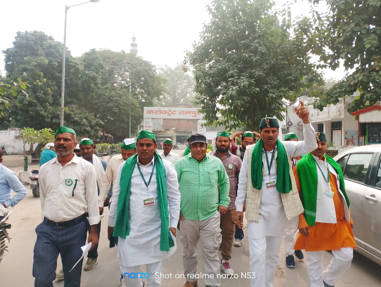 भारतीय किसान यूनियन सुनील के जिला अध्यक्ष लालता प्रसाद गंगवार के नेतृत्व में डीएपी खाद को लेकर जिलाधिकारी को ज्ञापन