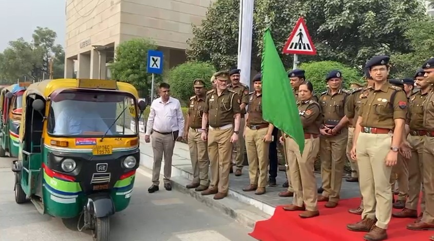 पुलिस कमिश्नर लक्ष्मी सिंह  ने ऑटो चालकों के रूट चार्ट को दिखाई हरी झंडी