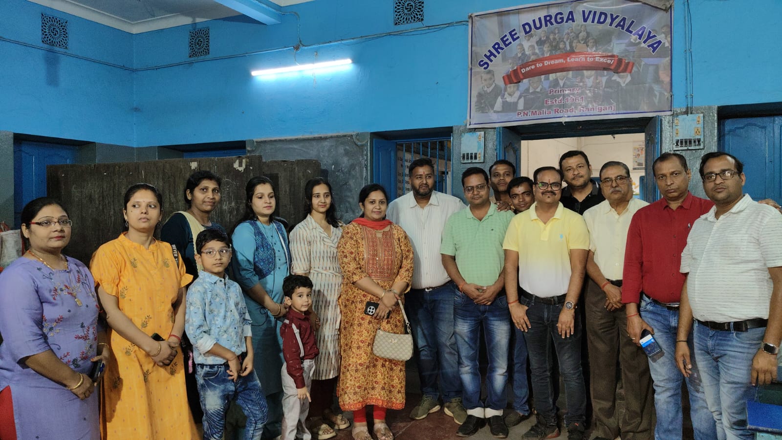 रानीगंज में बाल दिवस पर मारवाड़ी युवा मंच ने स्कूल में इनवर्टर और फूड पैकेट्स वितरित किए