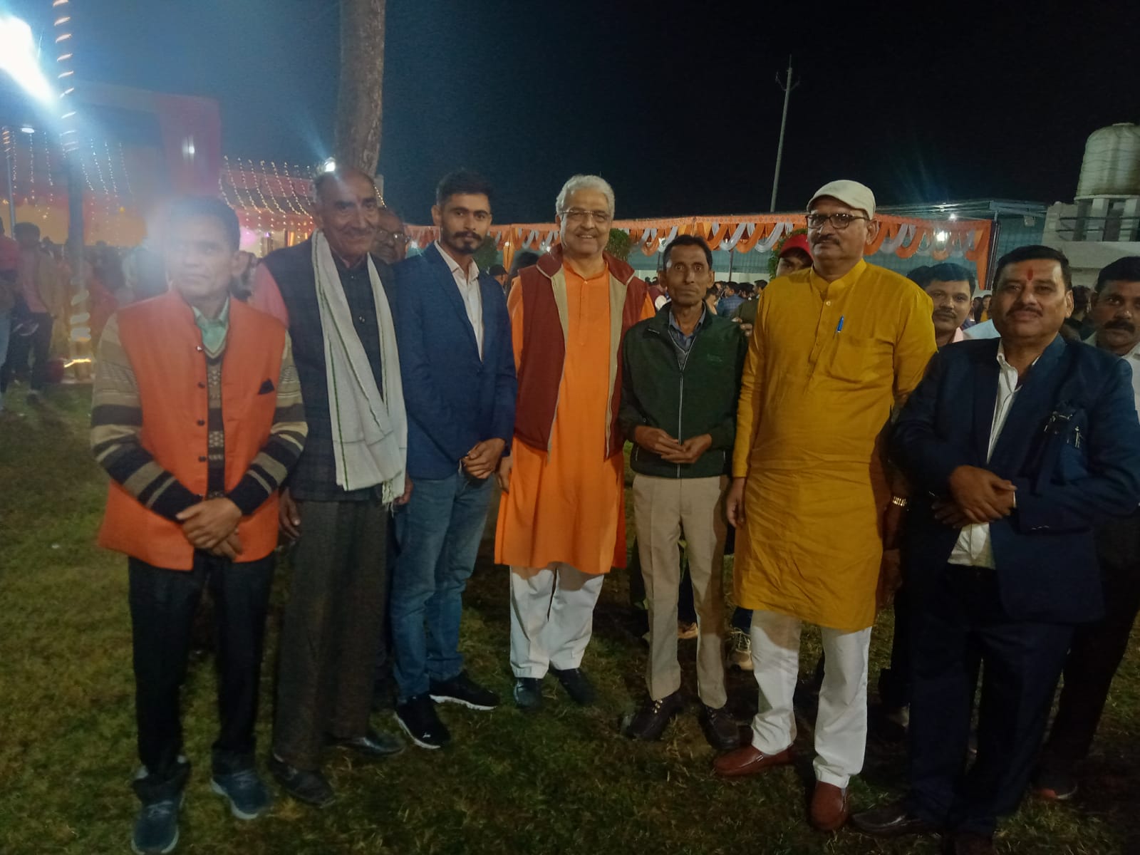 वर – वधु को समाजसेवी, राजनीतिक एवं गणमान्य लोगों ने दिया आशीर्वाद  