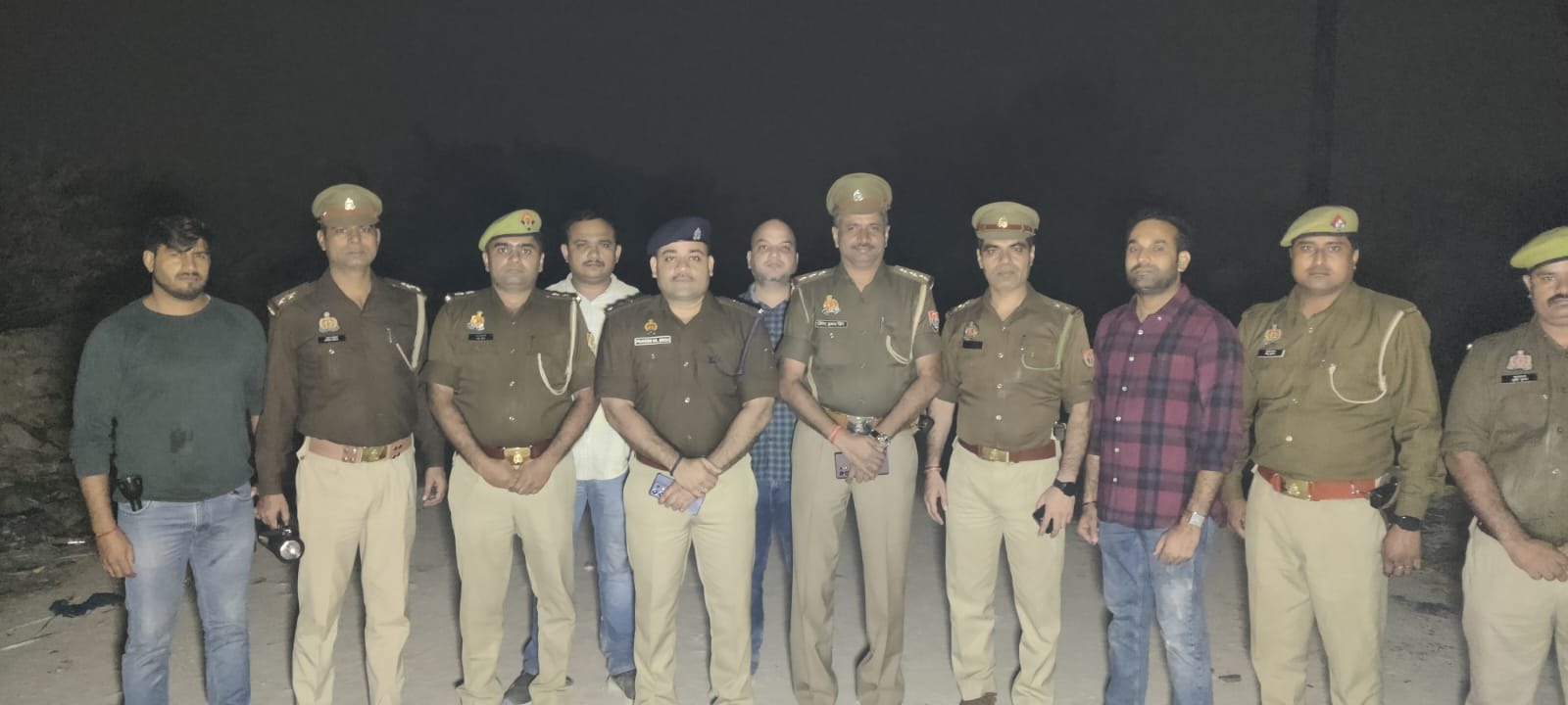 चोरी करने वाले दो ईनामी बदमाश मुठभेड़ में घायल