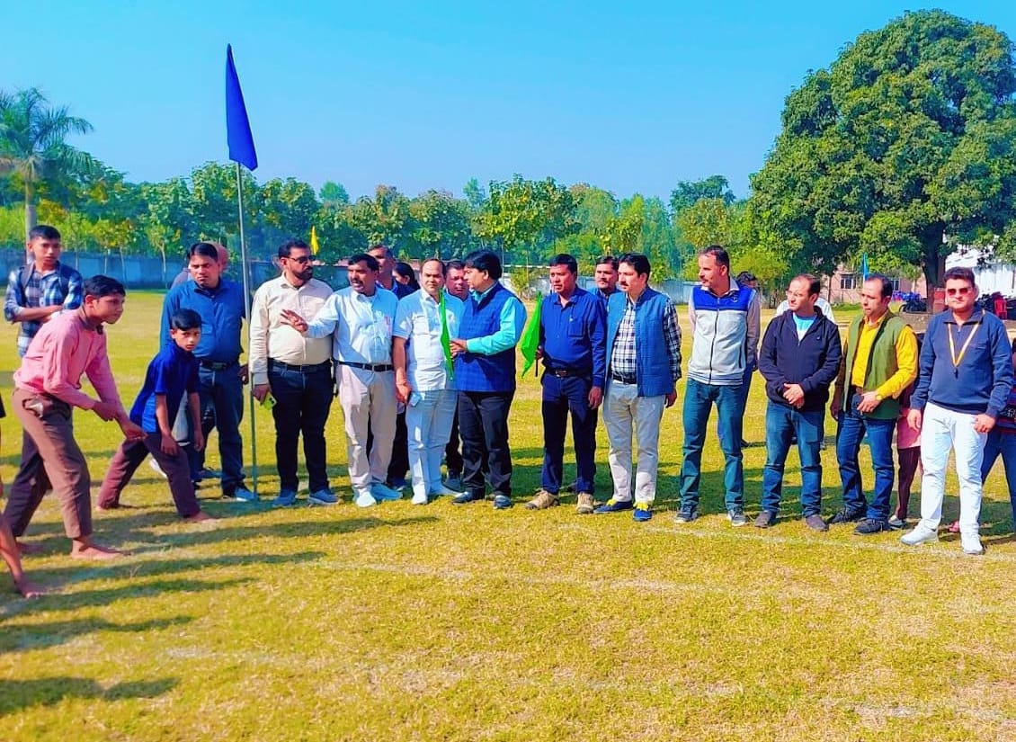 बीईओ ने हरी झंडी दिखाकर खेल का शुभारंभ किया
