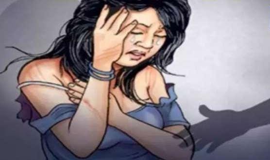 चलते ऑटो में महिला से छेड़छाड़,बचने के लिए लगाई छलांग