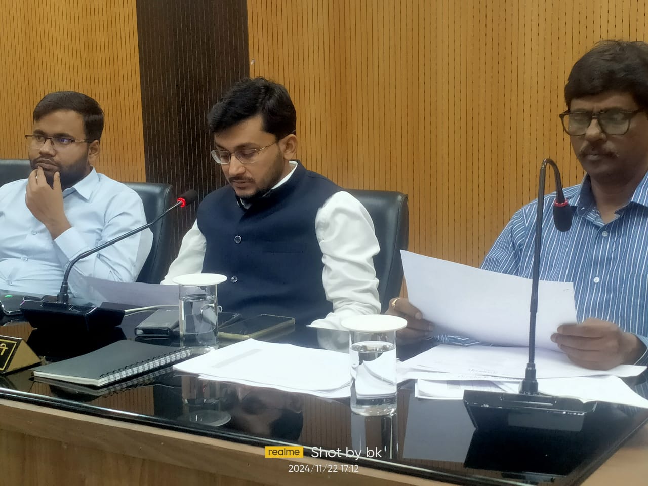 भूमि मामलों में देरी पर सख्ती,जिलाधिकारी ने कर्मचारियों का वेतन स्थगित किया