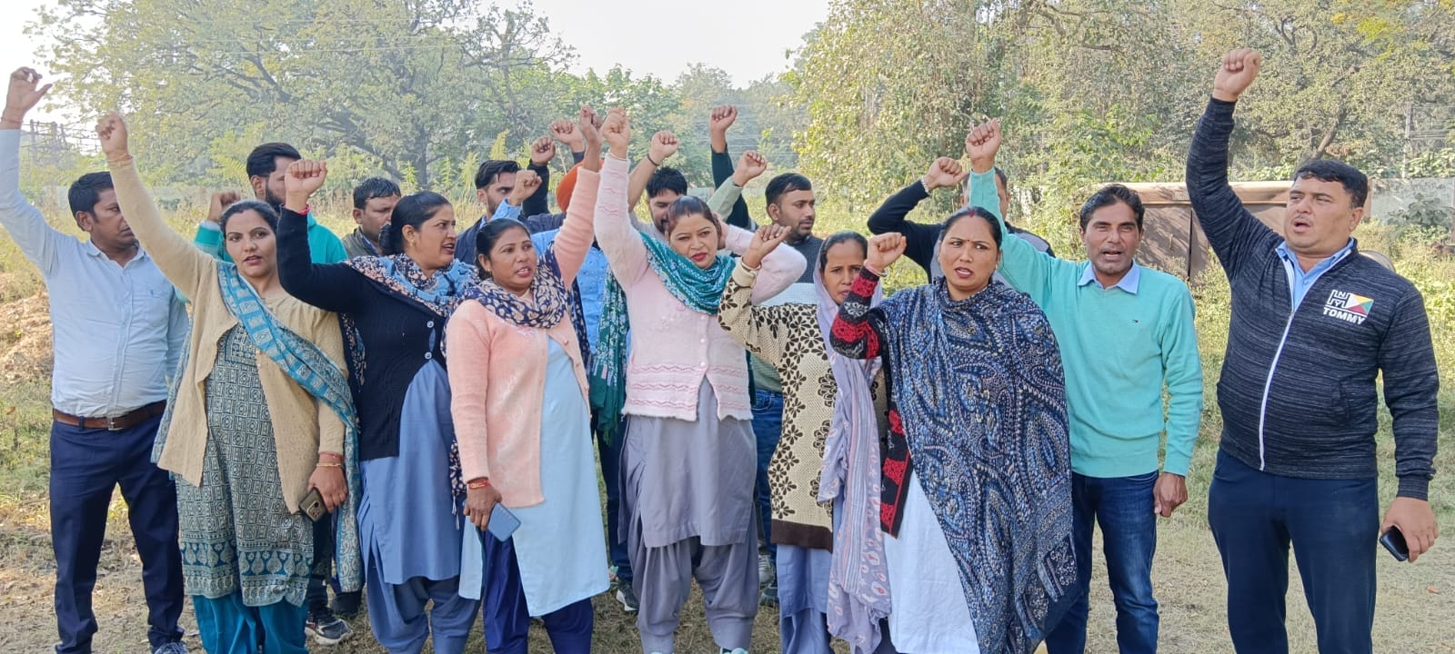 सामान्य नागरिक अस्पताल इंद्री में काम बंद कर शुरू कर दी नारेबाजी