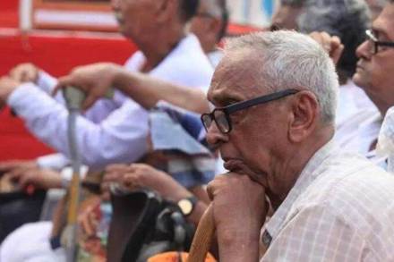 बुजुर्ग आबादी को न केवल आर्थिक असुरक्षा बल्कि सामाजिक अलगाव का भी समाधान चाहिए।