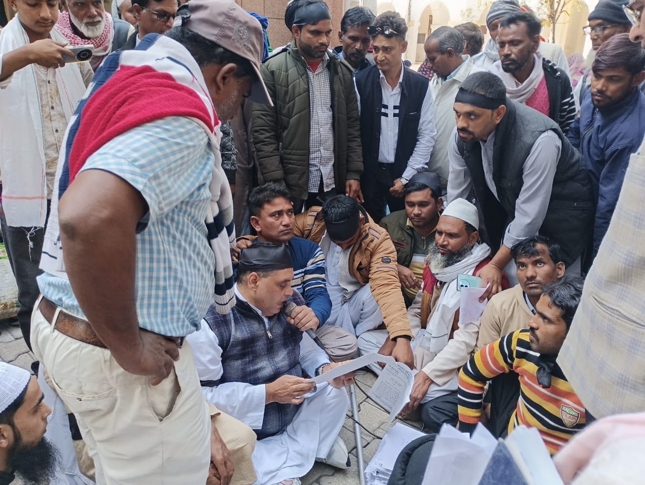 विश्व विकलांगता दिवस पर विकलांगों ने डीएम को सौंपा ज्ञापन