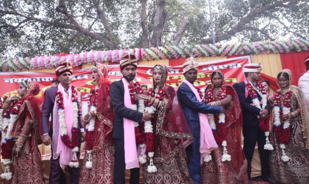 नोएडा में एक साथ 13 जोड़े परिणय सूत्र में बंधे