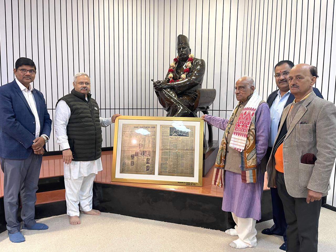 द मदरलैंड का आपातकाल के ऐतिहासिक अंक संघ के प्रचार प्रमुख को सौंपा गया