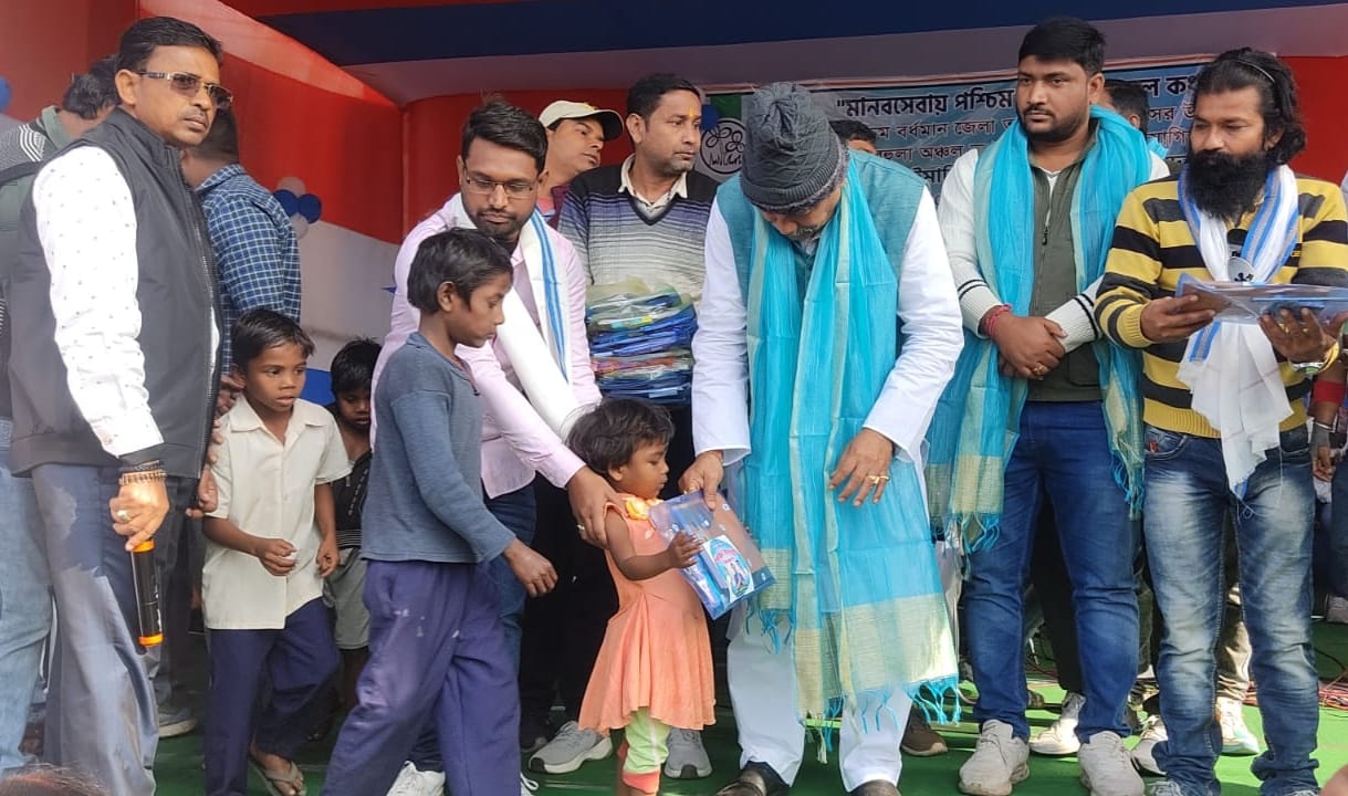 बहुला में तृणमूल कांग्रेस ने स्कूली बच्चों को शिक्षण सामग्री वितरित की