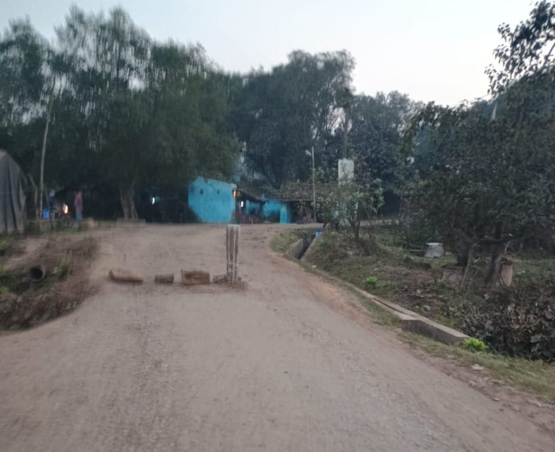 दुर्घटना के पाँच दिन बाद भी नहीं मिला मुआवजा, सड़क से बड़े वाहनों का आगमन अब तक बंद