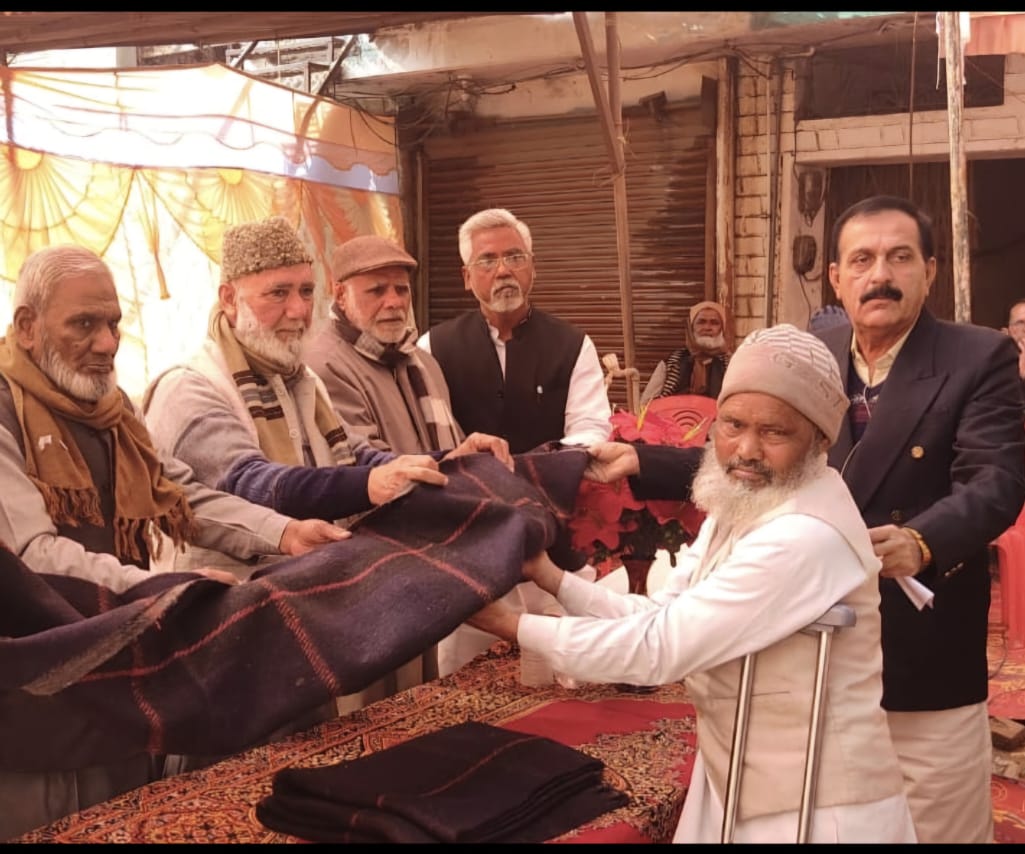 ठिठुरती ठंड में कम्बल बांटना पुण्य का कार्य-वजाहत