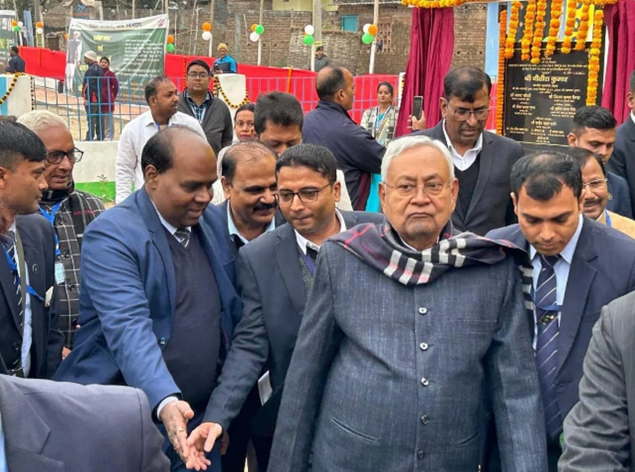 प्रगति यात्रा के तहत सारण पहुंचे नीतीश कुमार ने देखा जिम पुस्तकालय