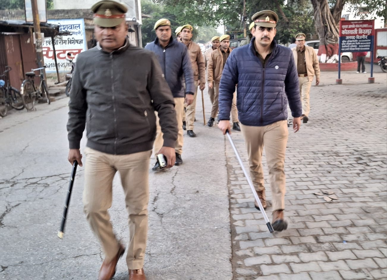 पुलिस द्वारा निकाला गया फ्लैग मार्च