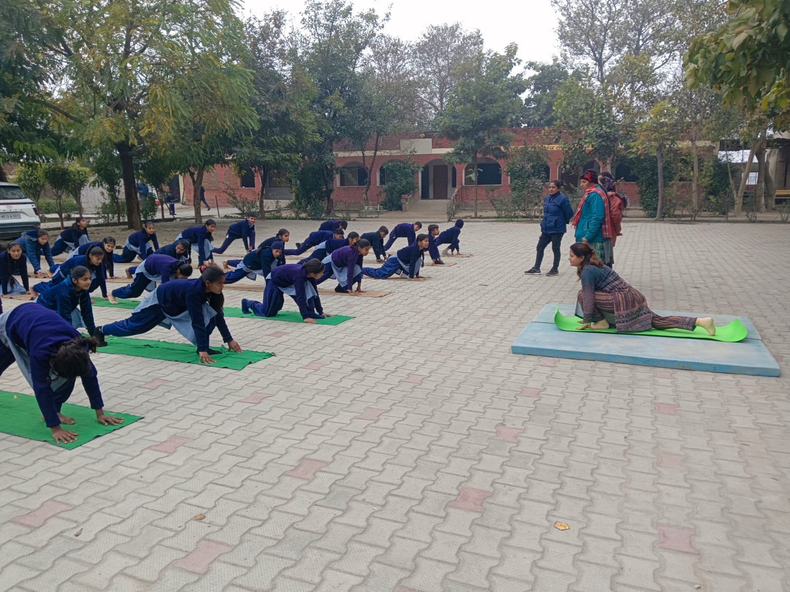 राजकीय वरिष्ठ माध्यमिक विद्यालय दरड़ में बच्चों को करवाया गया सूर्य नमस्कार अभ्यास