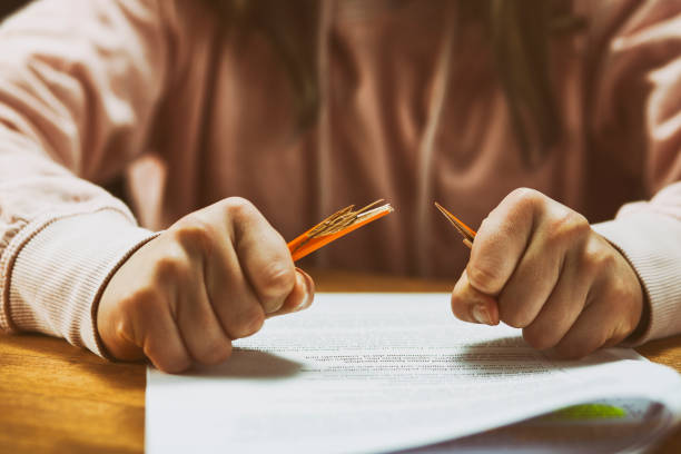 टूट रही है कलम