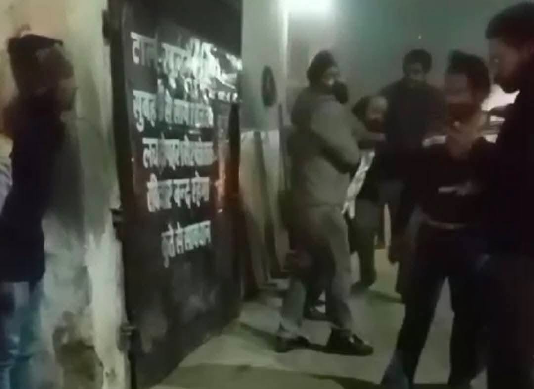 पत्रकार हरविंद्र सिंह पर जानलेवा हमला करने के आरोप में पुलिस ने 4 बदमाशों को नामजद कर कुल 12 के खिलाफ किया बीएनएस की विभिन्न धाराओं में मुकदमा दर्ज