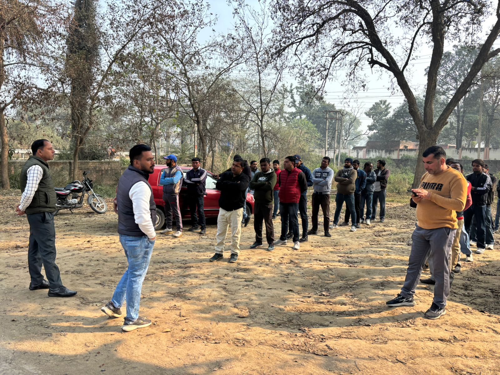 ऑनलाइन ट्रांसफर पॉलिसी के विरोध में बिजली कर्मचारियों ने की नारेबाजी