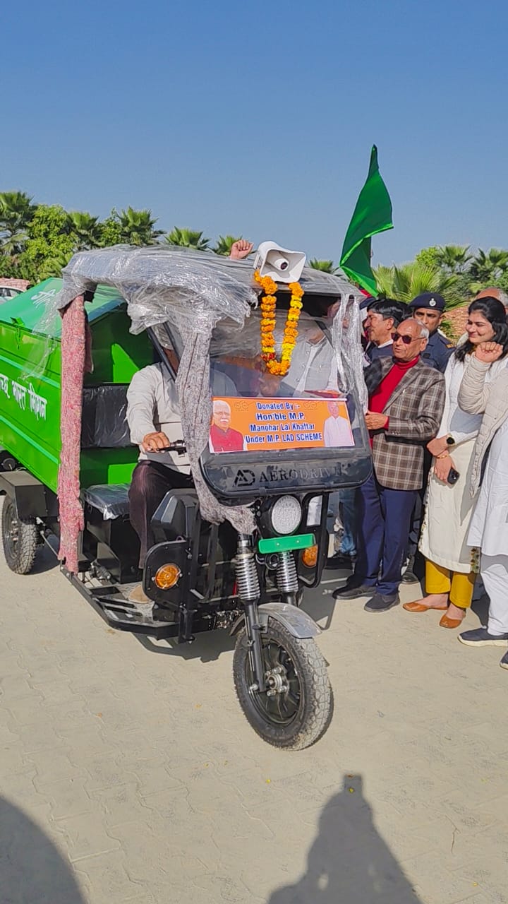 इन्द्री के कुंजपुरा मंडल के विभिन्न गांवों की ग्राम पंचायतों को ई कार्ट-रिक्शा कचरा रेहड़ियाँ मिली