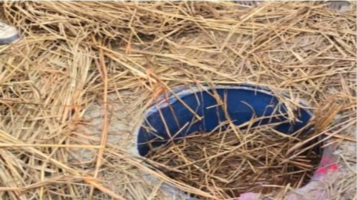 पुआल के नीचे छुपा कर रखे गए शराब के ड्रम में डूबकर 4 साल के बच्चे की मौत