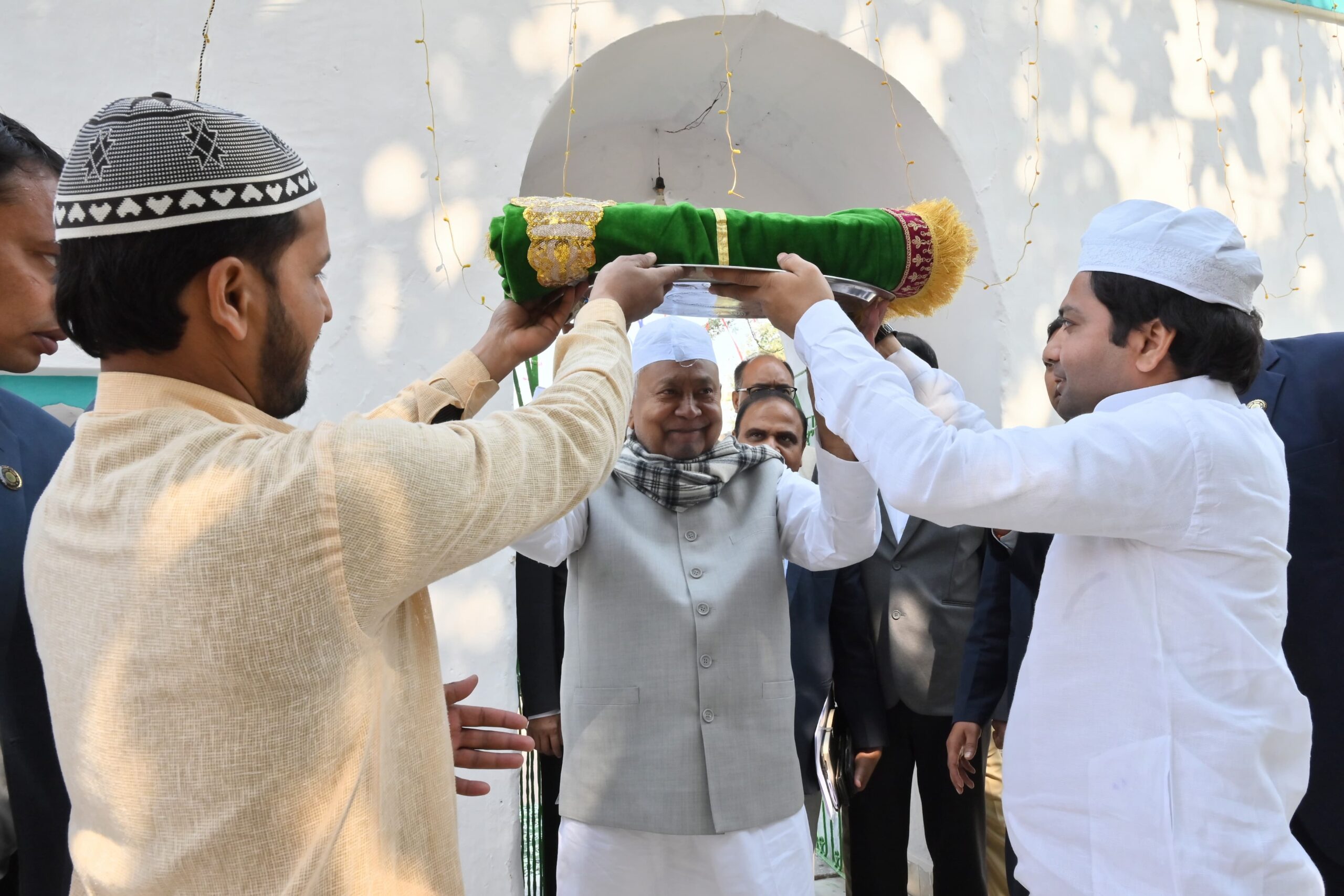 मुख्यमंत्री ने मनेर शरीफ दरगाह पर की चादरपोशी, अमन-चैन की मांगी दुआ