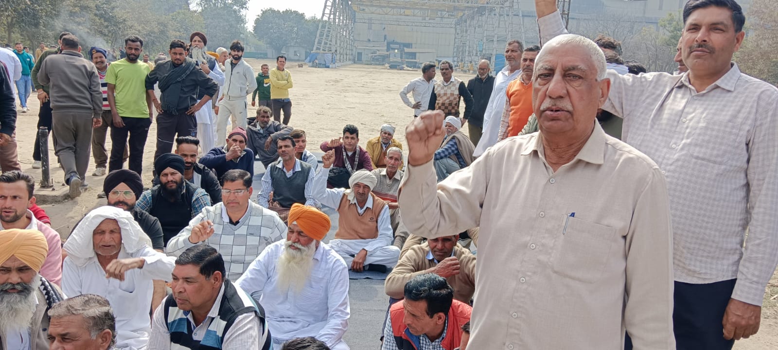 पिकाडली शुगर मिल भादसों के तोल-काँटे को किसानों ने कराया बंद, गन्ने का भुगतान देर से होने पर किसानों में रोष
