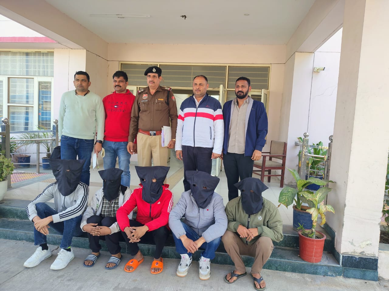 गन की नोक पर छिना छपटी करने वाले पांच आरोपियों को पुलिस ने किया गिरफ्तार