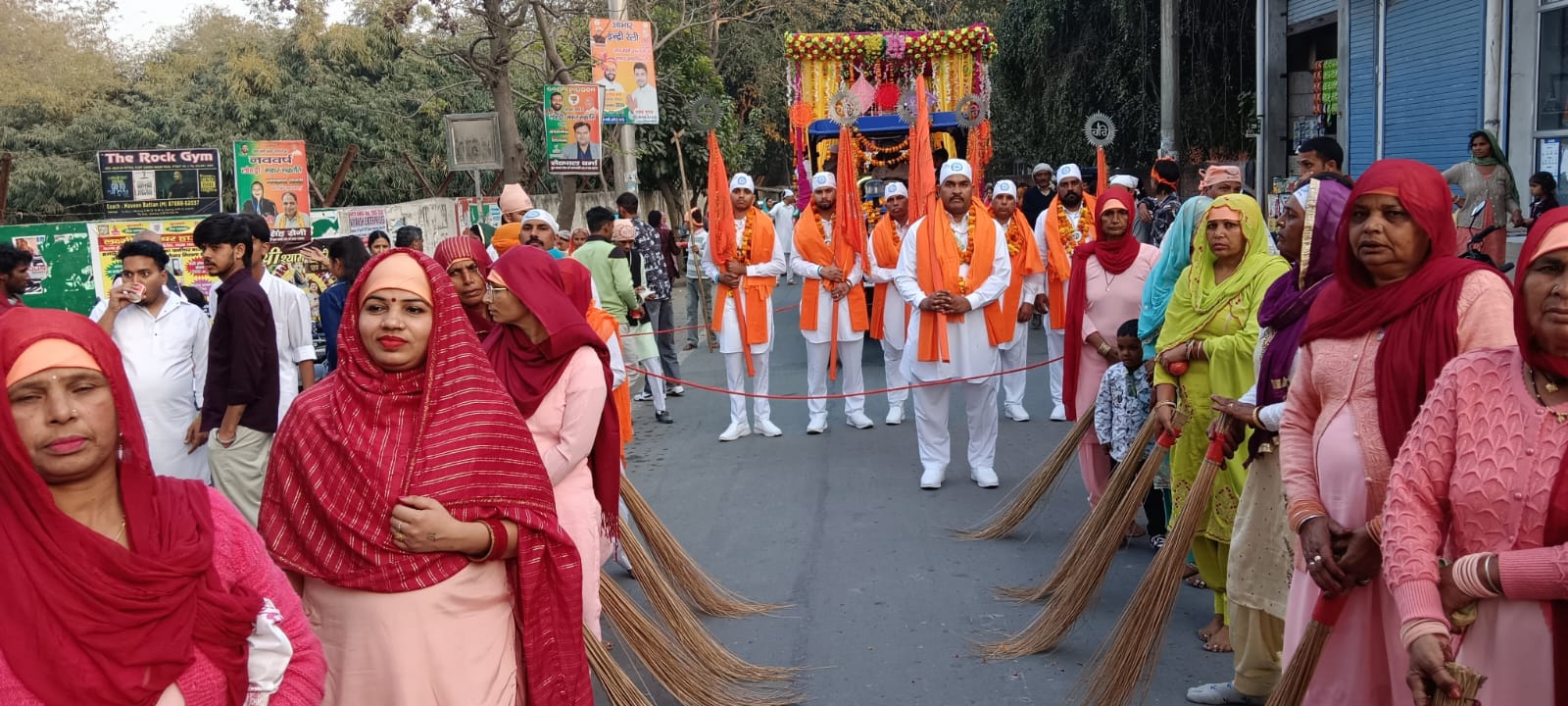 संत शिरोमणि गुरु रविदास जयंती के उपलक्ष्य में संत गुरु रविदास सभा इंद्री द्वारा कस्बे में निकाली गई एक विशाल शोभायात्रा