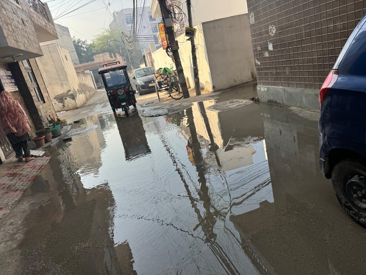 पालम विधानसभा में नए डाले गए सीवर सिस्टम फैल, जनता कर रही त्राहिमाम